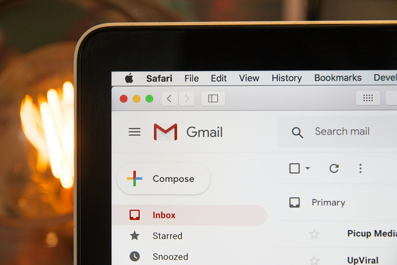 กล่องอีเมลเปิดอยู่บนหน้าจอแล็ปท็อป — ช่องทางหลักของ phishing