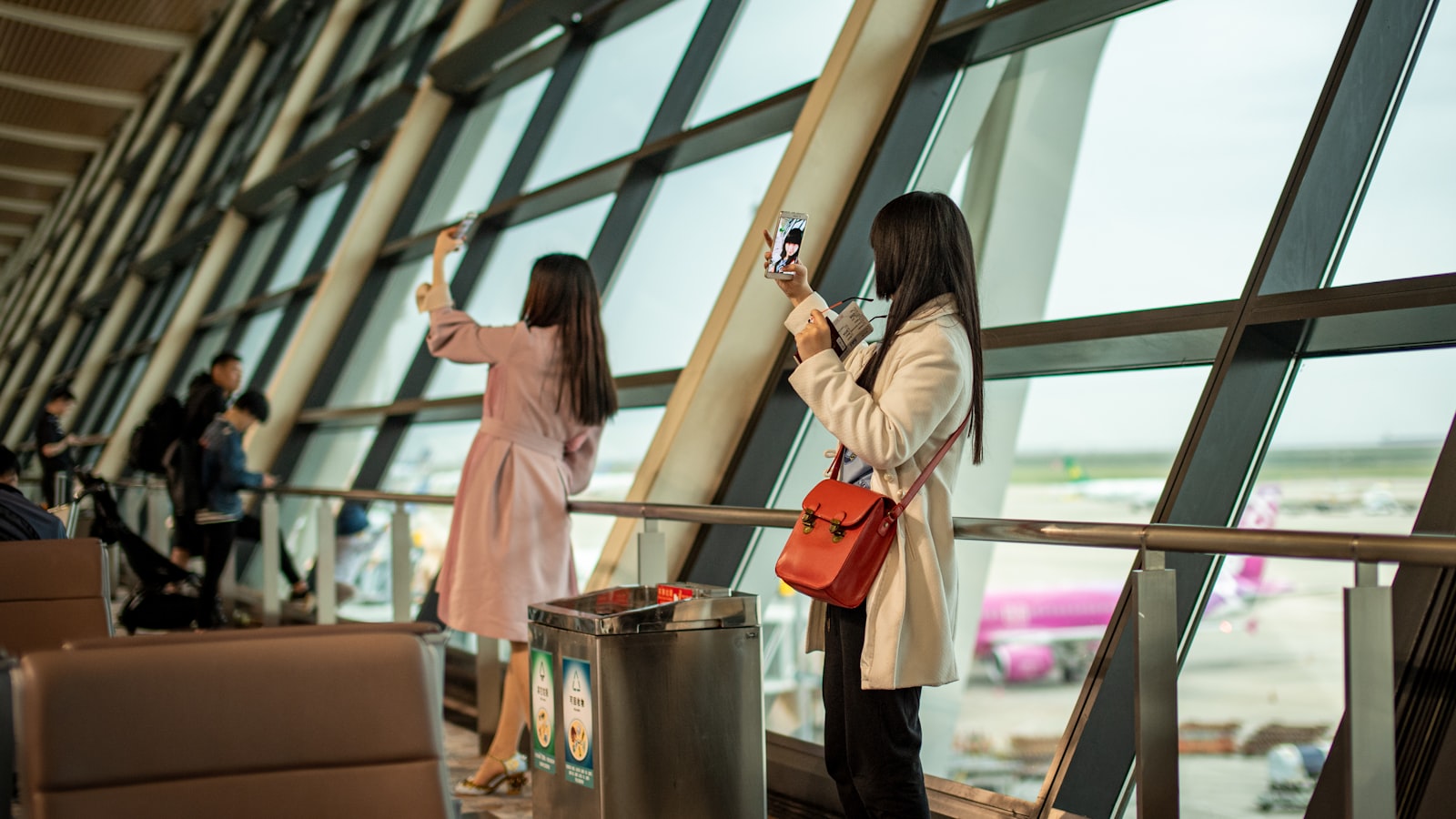 นักเดินทางถ่ายรูปที่สนามบินในจีน — ติดตั้งแอปให้เสร็จก่อนขึ้นเครื่อง